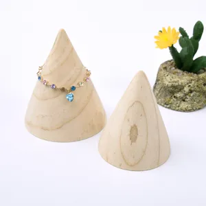 Massief houten kegel sieraden display standaard voor armbanden en bangles toonbank.