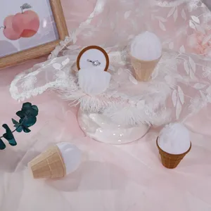 Détail boîte à bague cornet de glace, joli rangement bijoux en velours pour cadeau de demande.