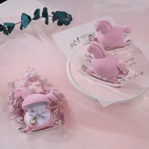 Rosa Samt Schaukelpferd Ringbox süße Schmuckaufbewahrung für Halskette Ohrringe Geschenke.