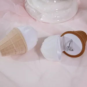 Boîte à bague crème glacée joli cornet velours boîte de rangement bijoux vue de détail