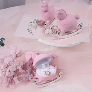 Rosa Samt Schaukelpferd Schmuckschatulle Detailansicht, niedlicher Ring und Halskette Behälter.