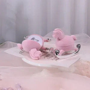 Rosa Samt Schaukelpferd Ringbox süßer Schmuck Organizer Geschenketui für Ohrringe Kette