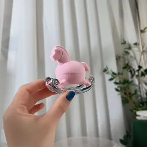 Nahaufnahme des rosa Samt Schaukelpferd Schmuckkästchens mit glänzenden silbernen Kufen.