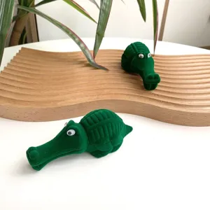Détail de boîte à bijoux crocodile en velours vert, vitrine de rangement pour bague