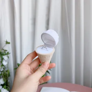 Gros plan détail de boîte à bague cornet de glace, texture velours pour la demande.