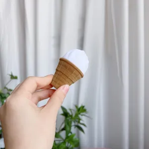 Détail de la boîte à bague cornet de crème glacée, texture floquée douce pour bijoux.