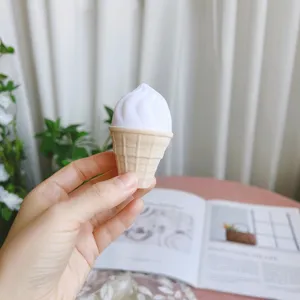 Gros plan de la boîte à bague cornet de glace créative avec texture velours et design.