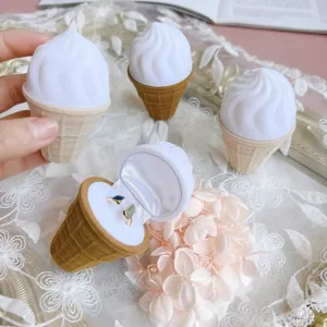 Jolie boîte à bague cornet de glace en velours pour mariage et demande en mariage détail