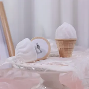 Vue détaillée de la boîte à bagues cornet de glace créative, présentoir à bijoux floqué mignon.