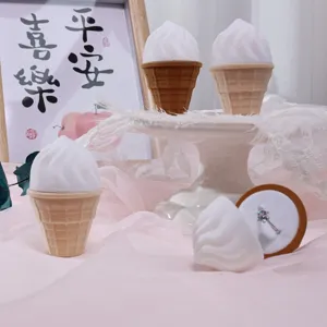 Vue détaillée de boîtes à bagues mignonnes en forme de cornet de glace floqué avec bague.