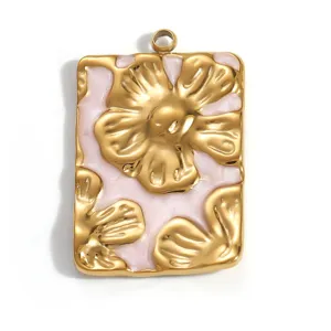 Dettaglio pendente floreale in acciaio inossidabile placcato oro 18K con smalto rosa