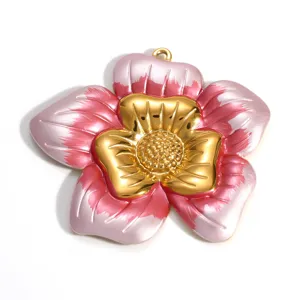 Dettaglio di un ciondolo a fiore in smalto rosa sfumato con centro placcato oro 18k.