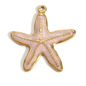 Primo piano di un ciondolo a stella marina in smalto rosa con placcatura in oro 18K