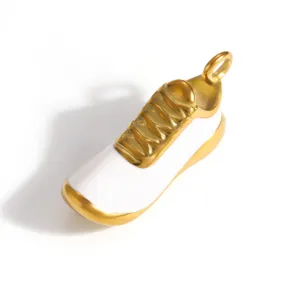 Primo piano di un ciondolo a forma di scarpa da ginnastica con finitura in oro 18K e smalto