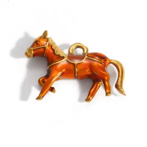 Vista dettagliata di un ciondolo a forma di cavallo in smalto arancione placcato oro 18K
