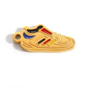 Vista dettagliata di un ciondolo sneaker dorata con strisce colorate e placcatura oro 18K.