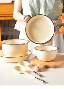 Cremefarbene Keramikschüssel und Teller Set mit silbernem Rand für gemütliche Küchendetails.