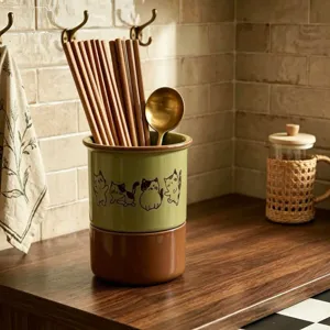 Détail du porte-baguettes en céramique avec joli motif de chat et design bicolore.