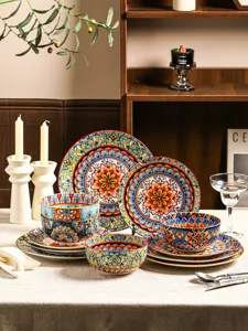 Set di stoviglie in ceramica bohémien, piatti e ciotole colorati per la cucina.