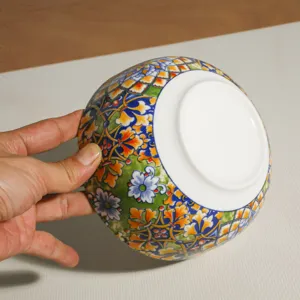 Ciotola in ceramica con vivace motivo floreale colorato, stoviglie stile bohémien.