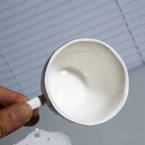 Witte keramische koffiekop set handgeknepen creatieve latte kop met schotel 180ml detail