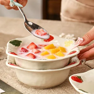 Keramische aardbei fruitkom detailweergave, elegante servies voor dagelijks keuken gebruik.