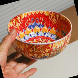 Ciotola in ceramica colorata con vivaci motivi floreali bohémien, ideale per uso quotidiano.