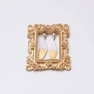Squisiti orecchini vintage in piuma bianca e oro con eleganti perle e splendidi strass preziosi.