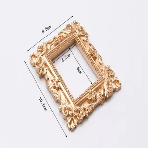 Dettaglio mini cornice in resina stile vittoriano, finitura bronzo, cornice decorativa.