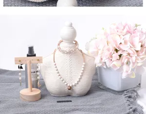 Retro witte kant sieraden display mannequin stand met houten oorbellen houder detail