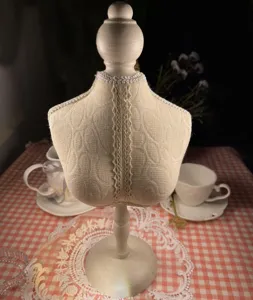 Vintage mini paspop sieradenstandaard kanten bekleding kettinghouder tafeldecoratie