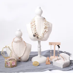 Vintage witte kanten sieraden display set met bustes voor kettingen, oorbellen en ringen.