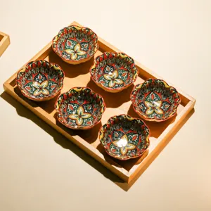Böhmisches Keramik Schüsselset mit 6 Schalen und Holztablett für Küche und Tisch.