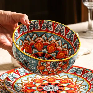 Dettaglio ciotola in ceramica bohémien con vivaci motivi floreali mandala e smalto colorato.