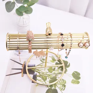 Expositor de joyas dorado estilo nórdico con pájaro, soporte metálico para pulseras y pendientes.