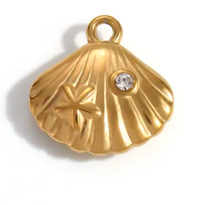 Detailansicht eines goldenen Edelstahlmuschelanhängers mit Seestern und Kristallstein.