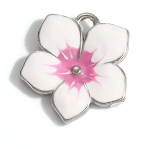 Makro-Detail eines weiß-rosa emaillierten Kirschblütenanhängers aus Edelstahl