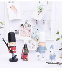 Noordse stijl hars soldaat en hond beeldjes set, schattige huisdecoratie display rekwisieten.