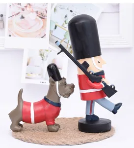 Hars speelgoed soldaat en hond ornament set, perfect voor home tafeldecoratie en vitrine.