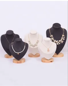 Présentoir de collier en bois avec buste en velours, accessoires de présentation de bijoux.