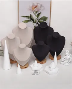 Vue détaillée de supports de collier en velours créatifs et présentoirs de bijoux en bois.