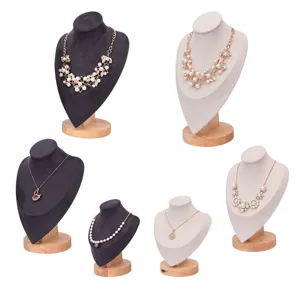 Présentoir de collier en velours avec socle en bois pour vitrine de bijouterie et comptoir de vente.