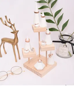 Meerlaagse houten kegel ring display houder standaard voor sieradenwinkel en huisdecoratie.