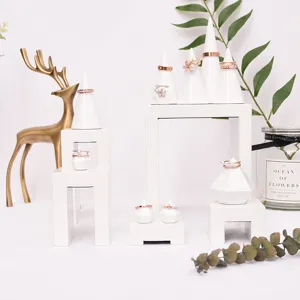Witte hars ring display stander noordstijl sieraden houder conisch voor bureaublad.