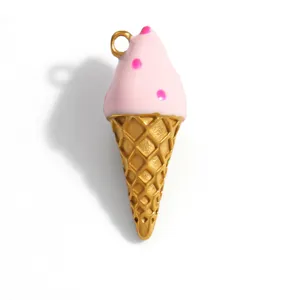 Detailansicht eines rosa-goldenen Eiscreme-Anhängers mit feiner Emaille-Struktur