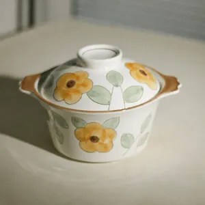 Keramische soepkom met deksel, 1.8L inhoud, elegant geel bloemmotief voor dagelijks gebruik.
