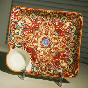 Detailansicht des lebendigen Keramik-Quadrat-Knödel-Tellers mit Soßenfach im Bohemian-Stil.