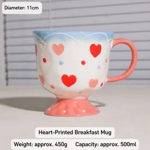 Detaillierte Keramik Frühstückstasse mit süßem Herzmuster und elegantem hohem Fußsockel.