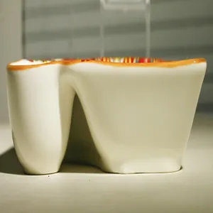 Keramik Knoedel Teller Detail mit geteiltem Saucenbereich und glatter glasierter Oberflaeche.