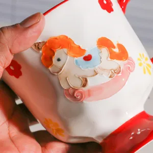 Große Keramiktasse Kaffeetasse mit 3D geprägtem Retro-Pony-Design und süßen Blumenmotiven.